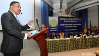 Michael Wattimena saat memaparkan tesisnya saat menghadapi ujian gelar Doktor yang mengambil Judul Determinan Komitmen Organisasi dan Implikasinya Terdahap Manajemen Perubahan di Provinsi Maluku di Kampus YAI, Jakarta Pusat, Kamis (19/5/2017).