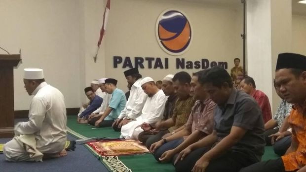 Salat Jumat di Kantor NasDem / 
