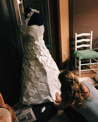 Gaun Pengantin Unik Berbahan Piring dan Cangkir Styrofoam, Mau Pakai?