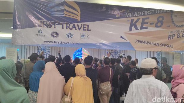 Calon jemaah umrah masih bertahan di kantor First Travel.