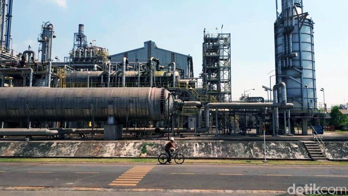 PT Pupuk Kujang memiliki kantor pusat dan pabrik di bilangan Cikampek, Jawa Barat. Yuk kita lihat pabriknya.