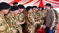 Presiden Jokowi menyapa prajurit TNI. Pool/Biro Pers Setpres.