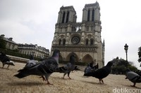 Sejumlah wisatawa berwisata di kawasan Notre Dome, Paris, Perancis, Mei 2017. Notre-Dame de Paris adalah sebuah katedral Katolik abad pertengahan.