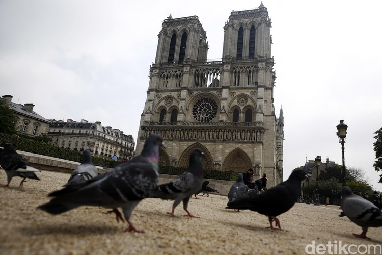 Berwisata di Notre Dome Paris Sejumlah wisatawa berwisata di kawasan Notre Dome, Paris, Perancis, Mei 2017. Notre-Dame de Paris adalah sebuah katedral Katolik abad pertengahan.