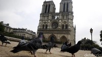Sejumlah wisatawa berwisata di kawasan Notre Dome, Paris, Perancis, Mei 2017.