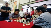 GM Susanto Megaranto tampak serius menghadapi lawannya di Japfa Chess Festival 2017.