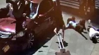Dalam gambar yang diambil dari CCTV sejumlah pejalan kaki nampak terpental. REUTERS/Handout.