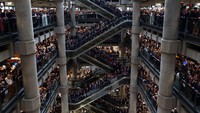Dirancang oleh Richard Rogers, Lloyds building memiliki 12 lift eksterior. Tampak bagian dalam gedung. Carl Court/Getty Images.