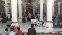 Begitu masuk ke dalam, kamu bisa melihat interiornya yang sangat cantik dan megah. Kamu bisa salat dengan nyaman (Bonauli/detikTravel)
