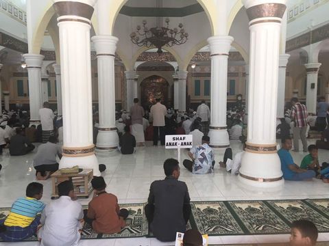 Jamaah mendengarkan kotbah