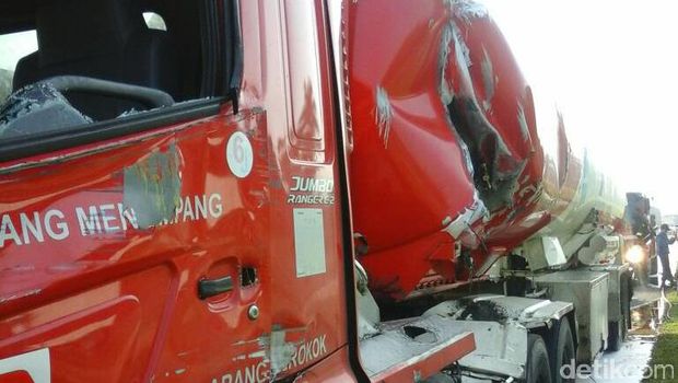 Kecelakaan di KM 32 Tol Cikupa.