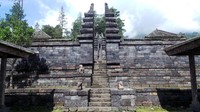 Candi Cetho sendiri bentuknya seperti punden berundak, ada 13 teras yang bisa dijelajahi traveler. Di puncak, ada candi utama yang hingga kini masih digunakan sebagai lokasi peribadatan umat Hindu (Wahyu/detikTravel)