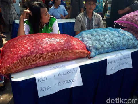 Pemerintah Operasi Pasar Bawang Putih di Pasar Induk Osowilangun
