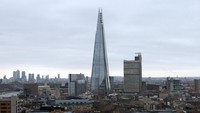 Gedung pencakar langit dengan desain menarik lainnya adalah The Shard di London. Berkapasitas 87 lantai, The Shard merupakan gedung tertinggi di Eropa Barat. Carl Court/Getty Images.