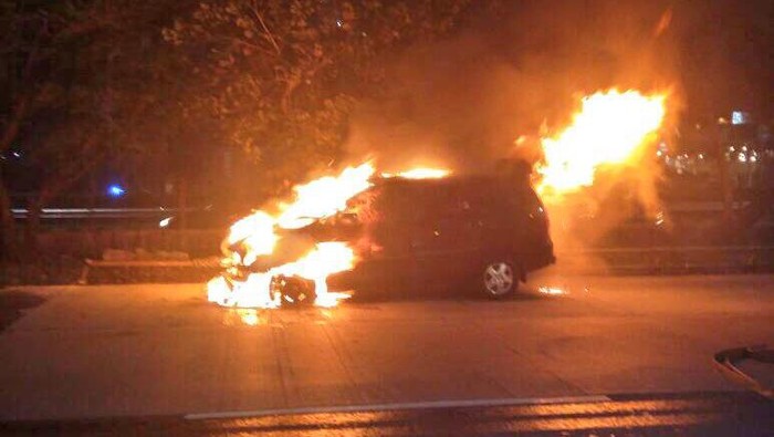 Pengemudi Mobil yang Terbakar di Jl S Parman Selamat