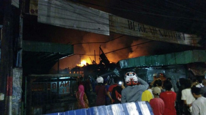 Petugas Berjibaku Padamkan Kobaran Api di Bengkel Berkah Motor