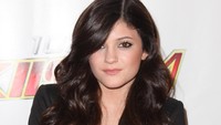 Kylie Jenner tampil dalam acara KISS FM di Staples Center, Los Angeles tahun 2010. Beda banget dengan penampilannya kini. Foto: Angela Weiss/Getty Images