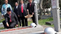 Rudiantara melakukan tabur bunga di makam Jenderal Ahmad Yani.