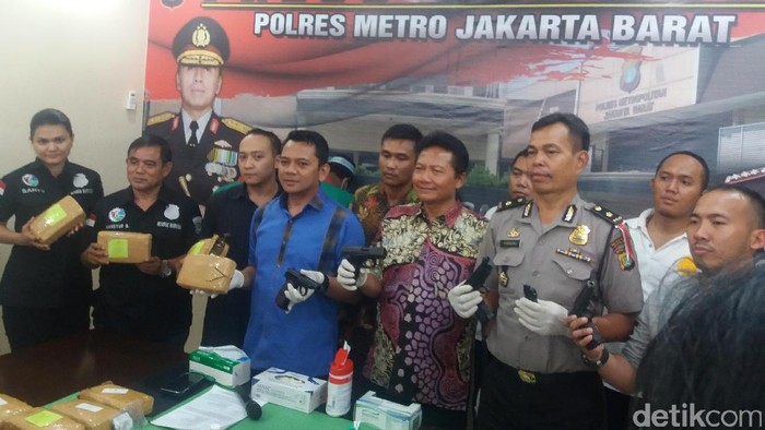 Polisi Tangkap WN Saudi Pemilik 8 Paket Sabu