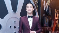 Pria 26 tahun itu tampil dengan dibalut kemeja putih, dasi kupu-kupu, dan setelan merah serta sepatu hitam. Pool/Noel/detikFoto.
