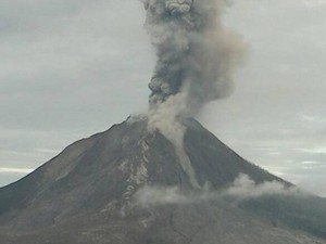 Gunung Sinabung Keluarkan Lava Pijar, Jarak Luncur 1.500 Meter