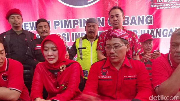 Diantar Pendukung dan Istrinya, Bupati Cirebon Kembali Daftar Cawalkot PDIP