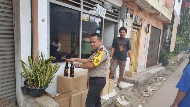 Seorang pemilik rumah, Y, diketahui menyimpan ratusan miras.