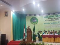 MenPANRB Asman Abnur bicara di mimbar wisuda. (Bahtiar/detikcom)