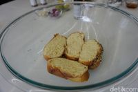 Callah bread yang sedang direndam dalam adonan susu dan telur