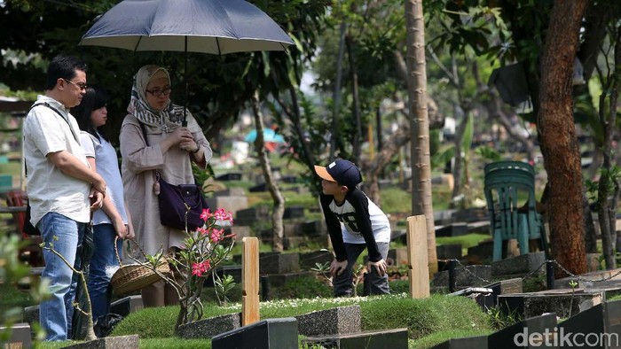 Peziarah berdoa di atas pusara makam kerabatnya saat melakukan ziarah kubur di TPU Karet Bivak, Jakarta, Sabtu (20/5/2017). Menjelang datangnya bulan suci Ramadan, umat muslim melakukan ziarah kubur untuk mendoakan sanak keluarga dan kerabat yang sudah wafat. Grandyos Zafna/detikcom