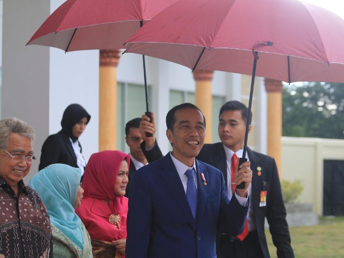 Diguyur Hujan, Jokowi Tinggalkan Aceh Menuju Arab Saudi