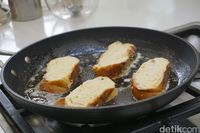 Setelah direndam, roti kemudian dipanggang dengan butter.