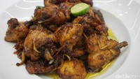 Selain gulai, ada juga ayam goreng mentega. Kunci citarasa enaknya adalah berasald ari campuran margarin dan kecap. Potongan daging ayamnya dimarinasi sekitar 30 menit dengan beberapa campuran yaitu saus tiram, kecap Inggris, garam, merica dan jeruk nipis agar rasa gurihnya meresap hingga ke dagingnya.
