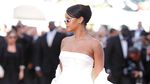 Rihanna Seksi Bergaun Putih