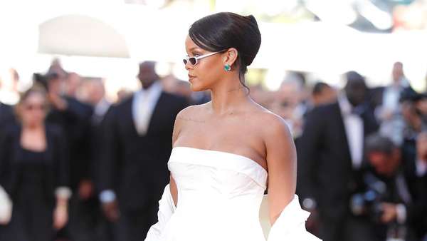 Rihanna Seksi Bergaun Putih Rihanna Seksi Bergaun Putih