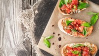 Sering jadi menu di restoran Eropa, roti bruschetta punya pelafalan unik. Agar tak salah, kamu bisa menyebutnya broo-skeh-tah. Foto: iStock