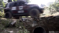 Jalan yang masih berbatu dan lumpur itu hanya bisa ditempuh oleh mobil-mobil jenis 4x4 saja. Ini salah satu dari 7 titik gorong-gorong yang dibuat oleh komunitas Jurnalis 4x4.