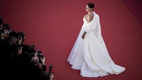 Dengan gaun putih, Rihanna sukses menjadi target dari para pemburu foto. Foto: Francois Durand/Getty Images