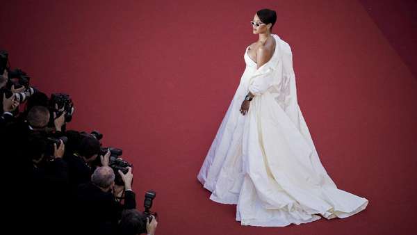 Rihanna Seksi Bergaun Putih Rihanna Seksi Bergaun Putih
