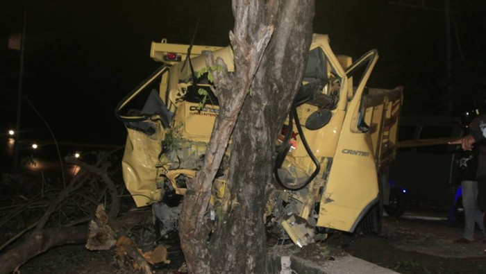 Rem Blong, Truk Tabrak Mobil dan Motor