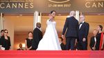 Rihanna Seksi Bergaun Putih