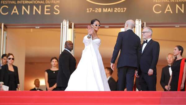 Rihanna Seksi Bergaun Putih Rihanna Seksi Bergaun Putih