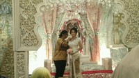 Di hari bahagia ini, Fanny Ghassani cantik mengenakan kebaya putih. Foto: Febriyantino Nur Pratama/detikHOT