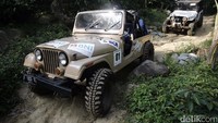 Mobil 4x4 menerjang jalanan berbatu di desa Buana Jaya.