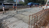 Sejauh ini progres keseluruhan proyek Simpang Susun Semanggi sudah mencapai 90%. Hal ini ditandai dengan selesainya pemasangan seluruh box girder pada 25 April lalu.