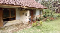 Rumah-rumah asli warga Belanda itu dibangun sekitar tahun 1930-an. Luas daerahnya sekitar 7 hektar dan dibangun semi permanen dengan perpaduan bilik rajutan kayu dan tembok (Hakim Ghani/detikTravel)