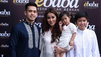 Olla Ramlan ditemani oleh sang suami dan kedua anaknya. Foto: Noel/detikHOT