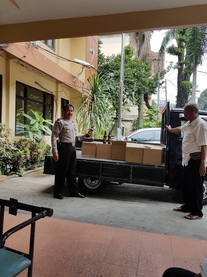 Gelar Razia Jelang Ramadan, Polisi Sita Ratusan Botol Miras