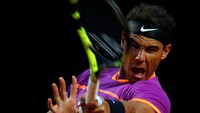 Bertanding di Foro Italico, Roma, Jumat (19/5/2017), Nadal mendapat perlawanan sengit dari Theim. Di set pertama, Nadal takluk 4-6 usai bertanding selama 51 menit. REUTERS/Stefano Rellandini.