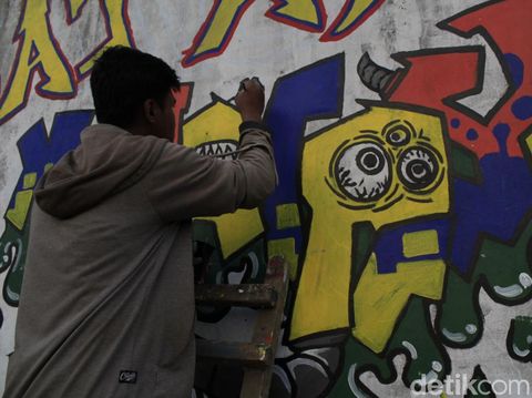 Puluhan Siswa SMK di Majalaya Ini Ubah Tembok Pabrik Jadi Berwarna